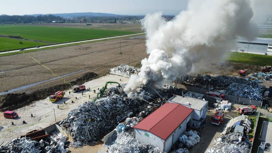 Pogledajte fotografije iz zraka: Više od 30 vatrogasaca gasilo požar na odlagalištu otpada