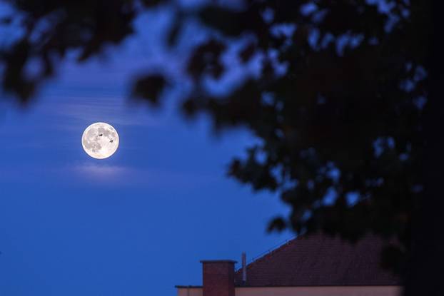 Pun mjesec na vedrom nebu iznad Čakovca