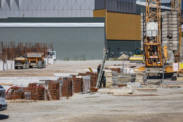 Postavljen peti nosivi stup za sjevernu tribinu na stadionu u Kranj?evi?evoj