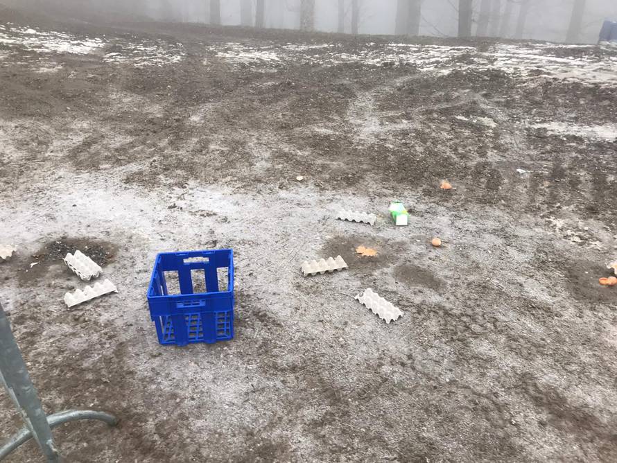 Provalili u kućicu na Sljemenu, pa jajima i jogurtom zalili stroj