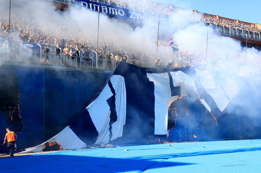 Torcida zapalila veliki transparent Bad Blue Boysima