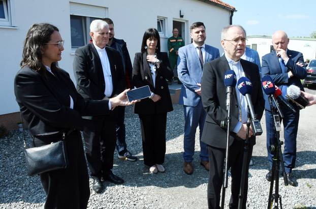 Petrinja: Ministar Bačić obišao tri obitelji koijim su izgrađene zamjenske kuće