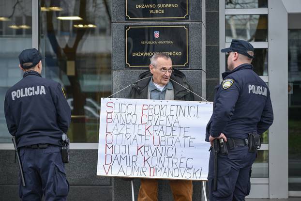 Zagreb: Prosvjednik ispred zgrade Državnog sudbenog vijeća