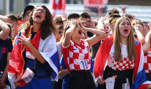 Sve je u kockicama: Pogledajte navijanje u Zagrebu i Splitu