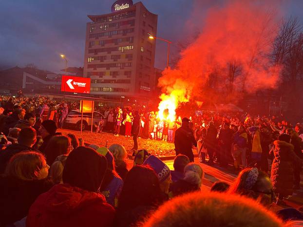 VIDEO 24SATA U ZENICI Dresove, zastave nude ispod cijene, stigla i Dubioza: 'Take me to America'