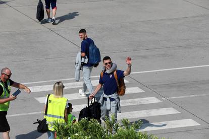 FOTO Vatreni izazvali euforiju na aerodromu: Djeca pohrlila do Modrića i Gvardiola...