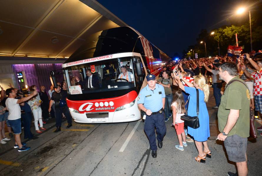 Tisuće ljudi dočekale 'vatrene'! Navijači skandirali Anti Čačiću