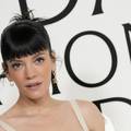 Potpuno bizarno! Lily Allen novi album stavila na 18+ igračku, a onda pokazala i svoje bradavice
