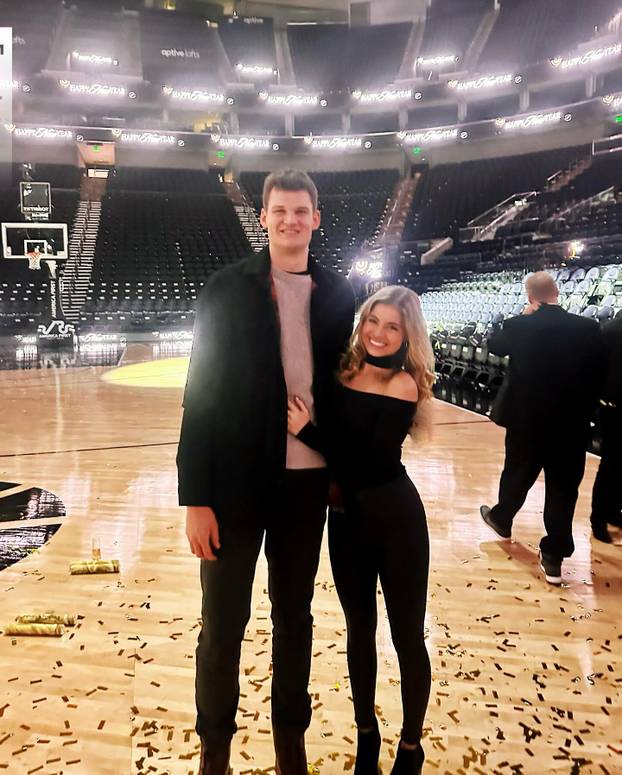 FOTO Zaručnica NBA gorostasa nova Miss Amerike. Razlika u visini je gotovo pola metra!