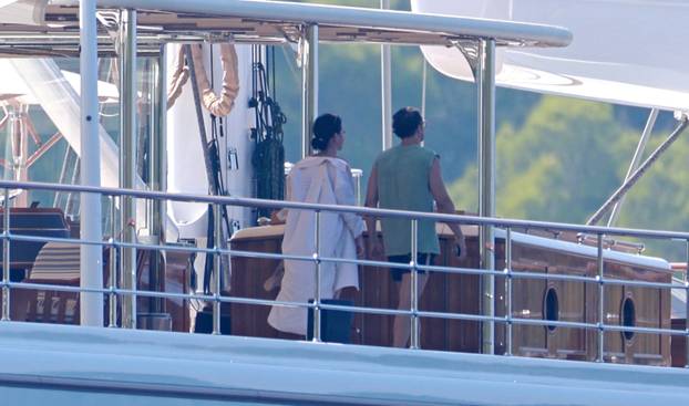 Lastovo: Poznati na jahti Jeffa Bezosa zabavljali se na palubi i u moru