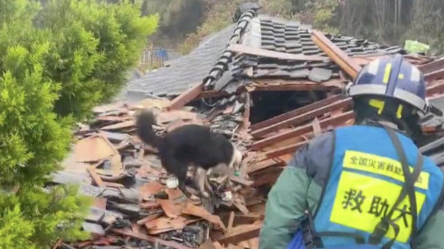 VIDEO Spasioci u Japanu utrkuju se s vremenom i pokušavaju pronaći ljude u ruševinama
