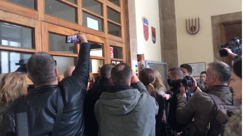 Zadarska vijećnica blokirala ulaz na Gradsku sjednicu, nije htjela pokazati COVID potvrdu