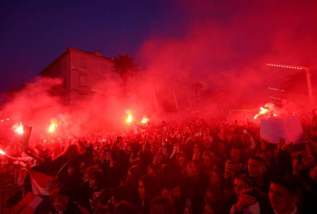 Split: Bakljada navijača na rivi povodom dolaska Vatrenih