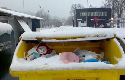 U kontejner za plastiku bacaju obično smeće