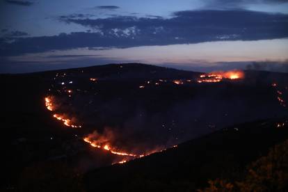 GALERIJA Strašni prizori požara iz Donjeg Sitnog: Vatra je stigla sve do ceste, paze da se ne širi