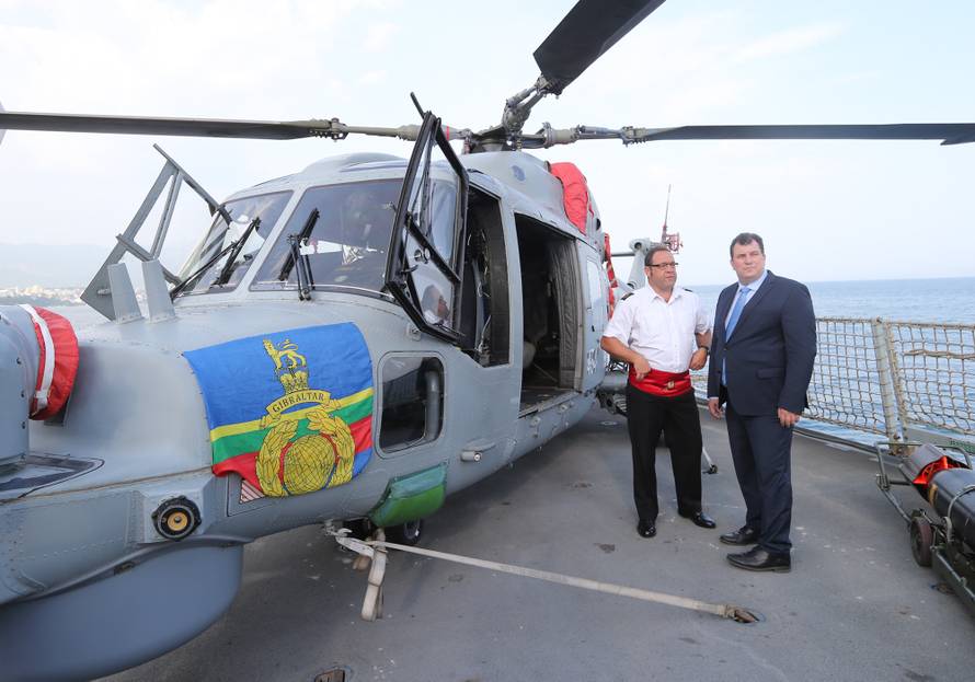 Britanski razarac HMS Defender