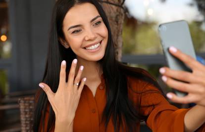 Sva sretna pokazala zaručnički prsten pa se šokirala kada je vidjela što pišu u komentarima