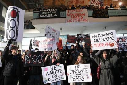 FOTO Dramatične scene u Srbiji: Studenti prosvjedovali ispred zgrade RTS-a. 'Vučiću, stop!'