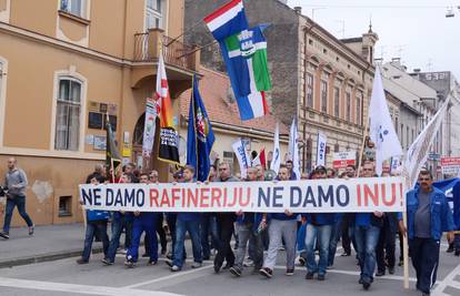 'Neće proći, pozdrav iz Siska': Ne žele zatvaranje Rafinerije