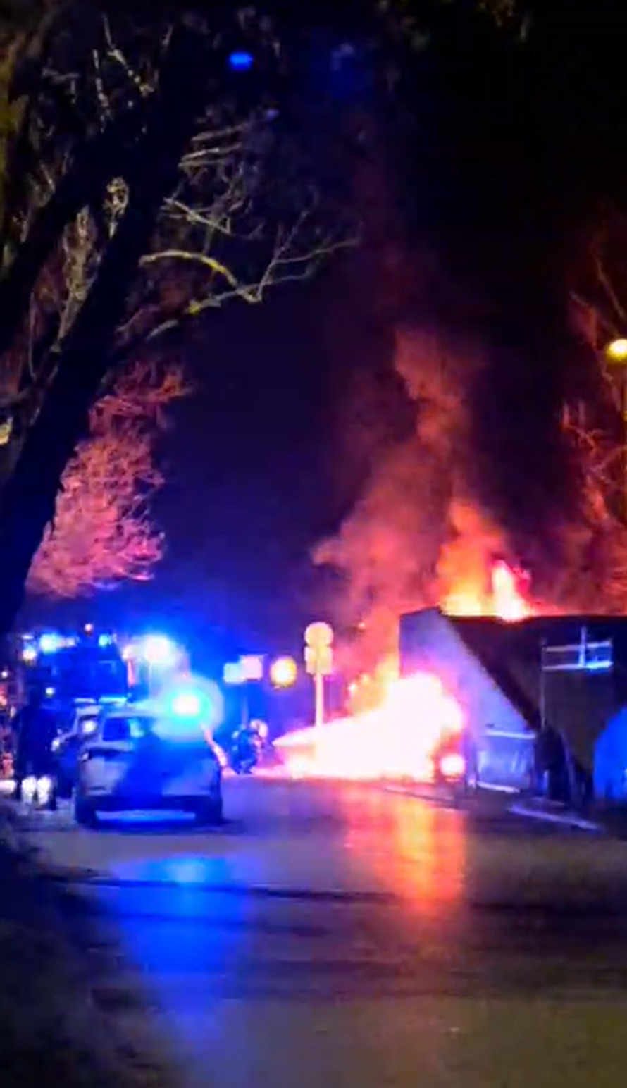 VIDEO Buktinja u Zagrebu: Na parkingu izgorjeli kamp kućica i BMW, oštećen još jedan auto