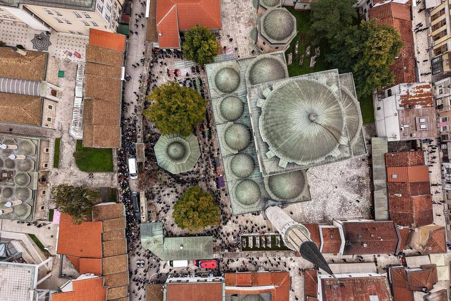 Sarajevo: Pogled iz zraka na dženazu za Halida Bešlića u Gazi Husrev-begovoj džamiji