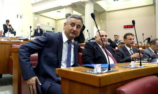 Karamarko Milanoviću: Hrvati nisu spremni za vašu poeziju