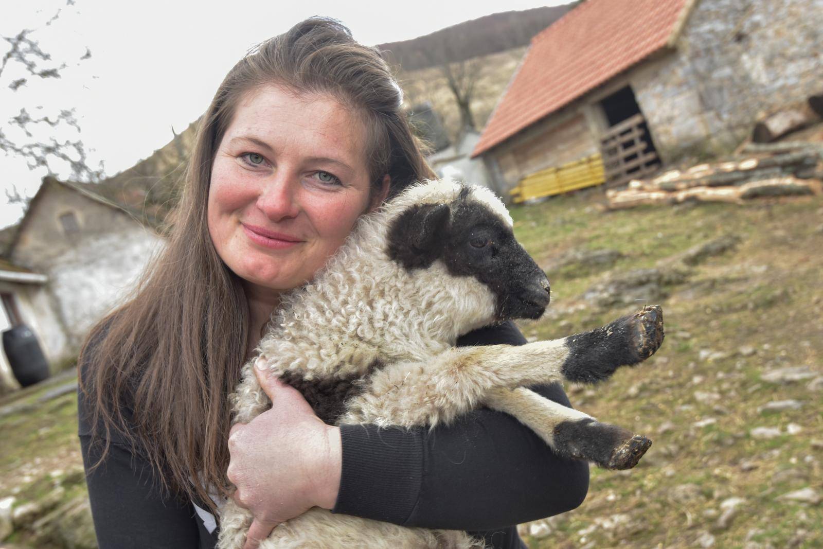 Sama brine o 4 kćeri, 8 ovaca, 40 krava, bori se s vukovima...