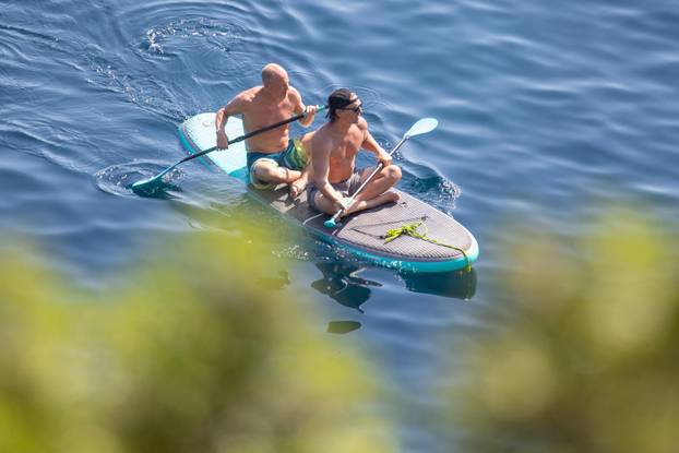 Glumci Woody Harrelson i Matthew McConaughey veslaju u moru pred Dubrovnikom