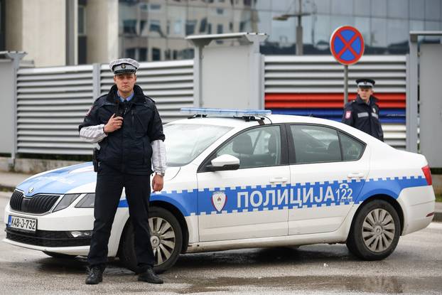 Istočno Sarajevo: Veliki broj policijskih službenika i jutros je oko zgrade Administrativnog centra Republike Srpske