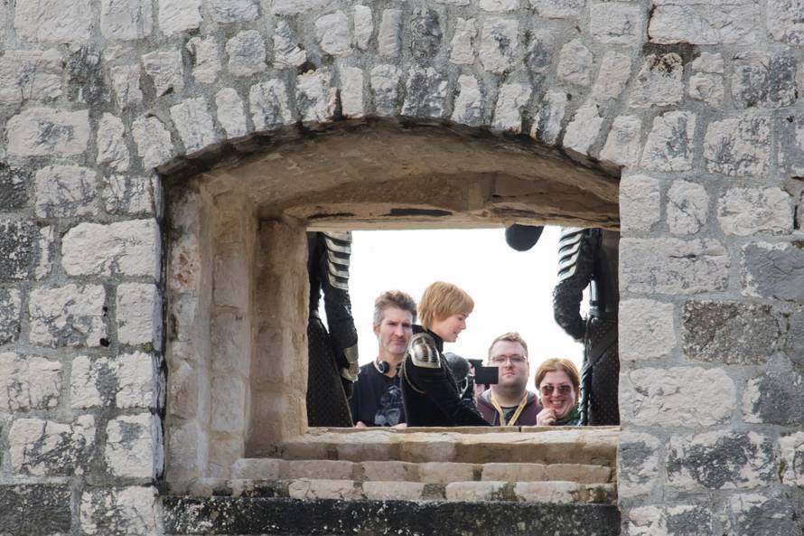 Jon Snow i Cersei snimaju na kuli Bokar, štite ih kišobranima