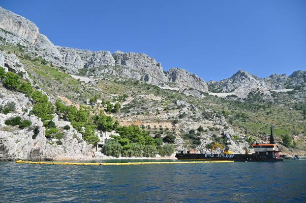 Nastavlja se rušenje bespravno izgrađenih objekata u uvali Vruja