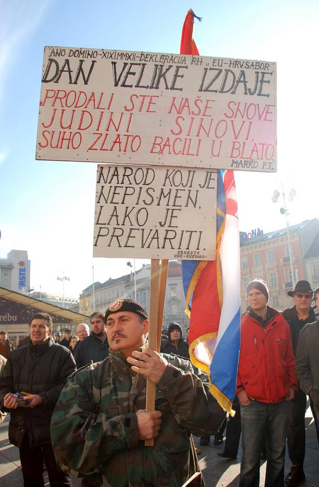 ARHIVA: Zagreb: Prosvjed protiv ulaska Hrvatske u EU na Trgu bana Jela?i?a