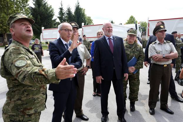 U vojarni "Kamensko" odr&Aring;&frac34;ana je  predaja donacije Vlade SAD-a Hrvatskoj kopnenoj vojsci