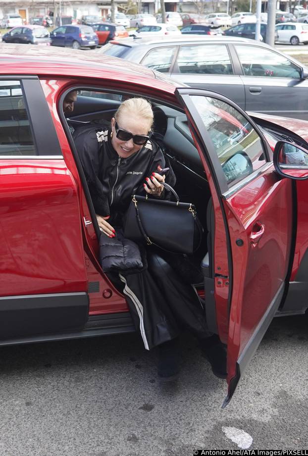 Beograd: Lepa Brena  dolazi u bolnicu MediGroup