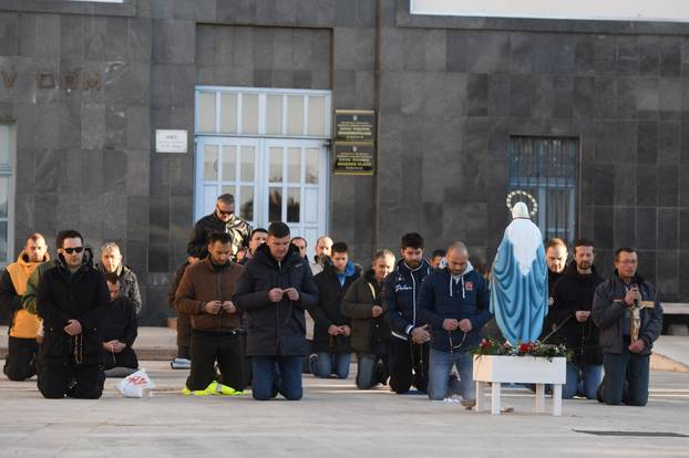 Muškarci mole krunicu u Šibeniku