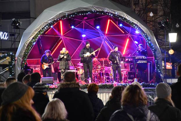 FOTO Blagdanska atmosfera na paljenju druge adventske svijeće u Slavonskom Brodu