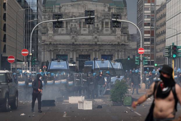 USB union holds nationwide strike, "Let's Block Everything," in solidarity with Gaza, in Milan
