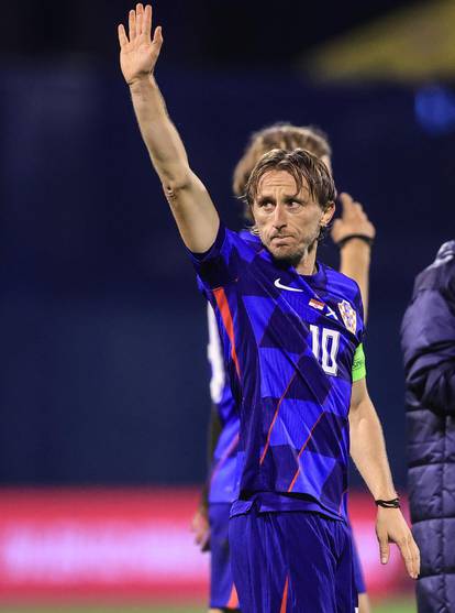 FOTO Tata, tata, ajde mene prođi! Modrić nakon utakmice zaigrao nogomet s djecom...