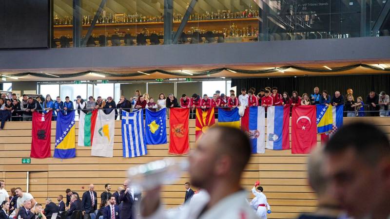 Sport jači od tenzija: Hrvatski i srpski karatisti zajedno navijali u Rijeci, istaknuli obje zastave