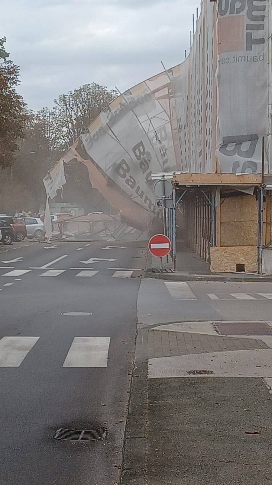 FOTO Građevinska skela srušila se sa zgrade u obnovi u Sisku