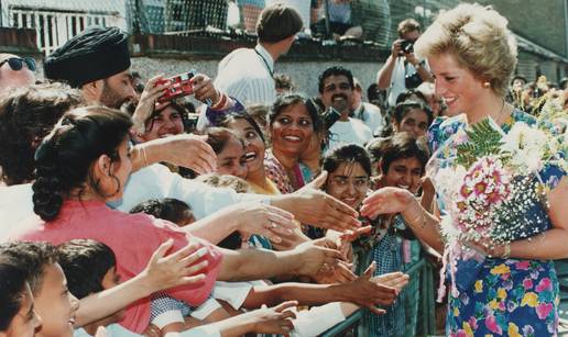 Garderoba Lady Di na velikoj aukciji: Slavna  'Caring Dress' za ekstremnih 490.000 eura