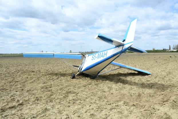 Srušio se mali avion kod Siska, pilot prošao bez ozljeda
