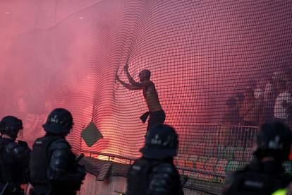 FOTO Pogledajte scene kaosa u Ljubljani: Vatra na tribinama, specijalci i tučnjave divljaka!