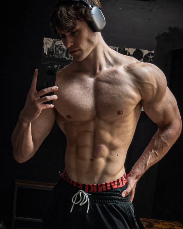 Od mršavog klinca do fitness modela i pozicije  kreativnog direktora Gymsharka