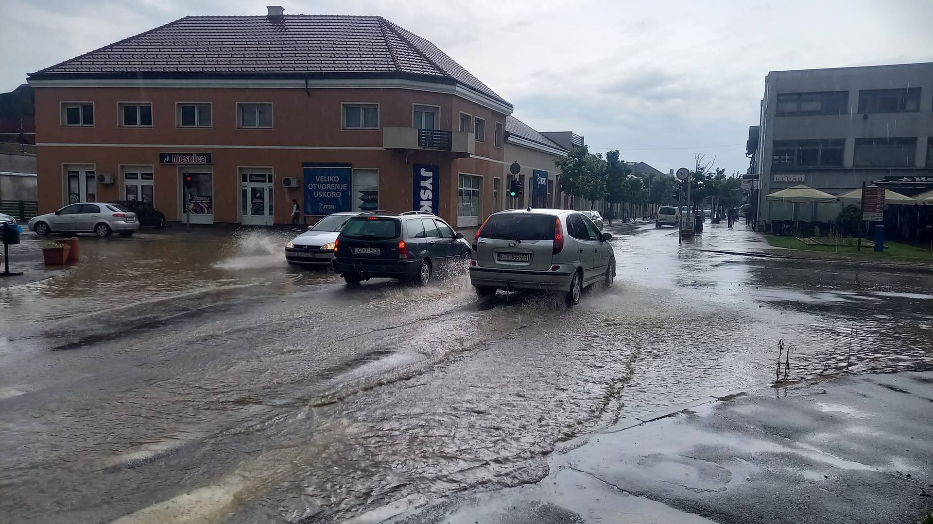 Katastrofa u Kutini i okolici: Vatrogasci zatrpani pozivima,  poplavila škola, sud, kuće...