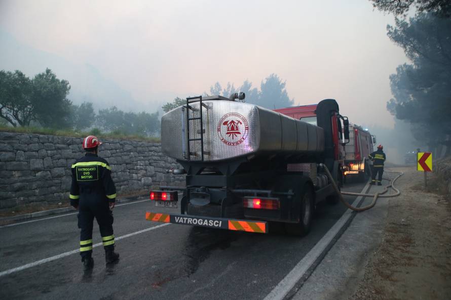 Kanader pomaže u gašenju, u Makarsku stiže i 150 vojnika