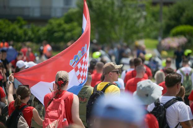 Zagreb: Antunovski hod mladih koji predvodi fra Stjepan Brčina krenuo je iz Sesvetskih sela