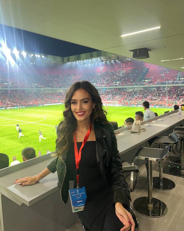 FOTO Pogledajte kako je fatalna Albanka proslavila pobjedu nad Srbijom. Neki su joj zamjerili