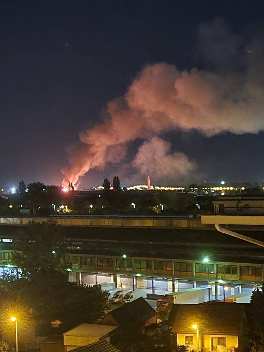 Veliki požar buknuo u dvorištu tvrtke na Žitnjaku, ozlijeđen je radnik: 'Vatra će sve progutati!'