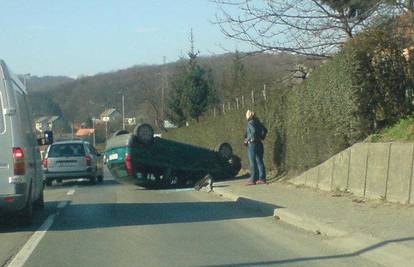 Autom udarila u živicu i u stup i okrenula se na krov